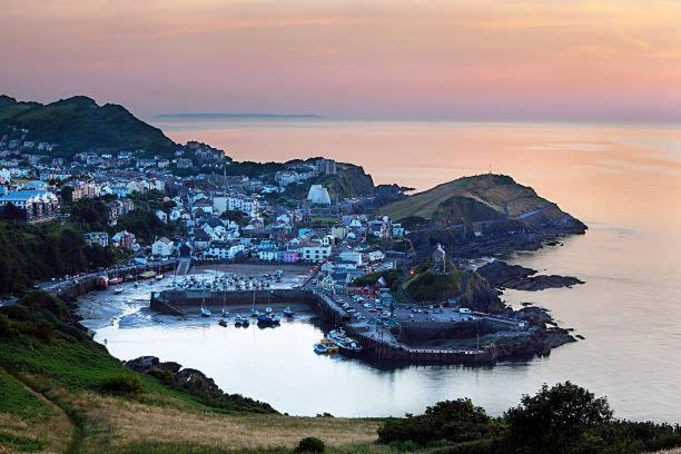 Lfracombe Holiday Apartment Close To Tunnels Beaches อิลฟราคูมบ์ ภายนอก รูปภาพ